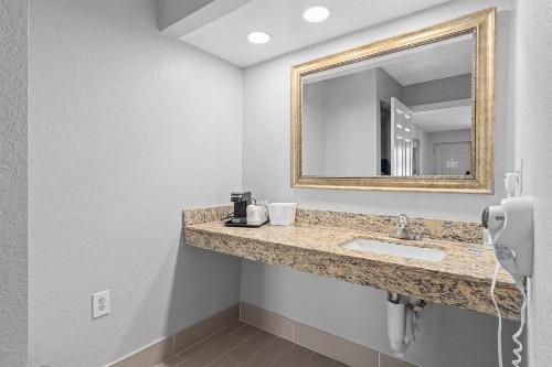 Best Western Orlando East Inn & Suites - image 37