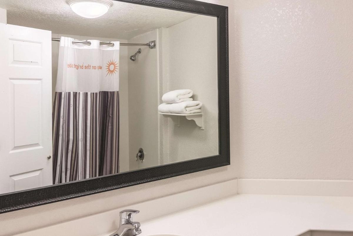 La Quinta by Wyndham Orlando Airport North - image 4