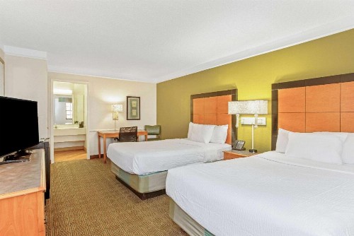 La Quinta Inn by Wyndham Orlando Airport West - image 10