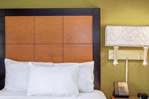La Quinta Inn by Wyndham Orlando Airport West - image 13