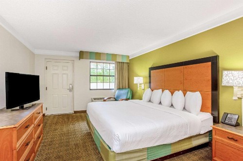 La Quinta Inn by Wyndham Orlando Airport West - image 15