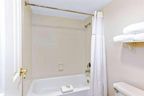 La Quinta Inn by Wyndham Orlando Airport West - image 18