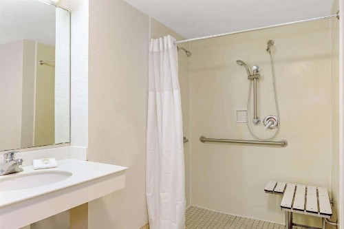 La Quinta Inn by Wyndham Orlando Airport West - image 19