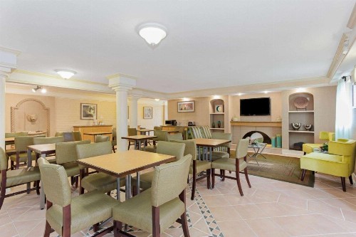 La Quinta Inn by Wyndham Orlando Airport West - image 21