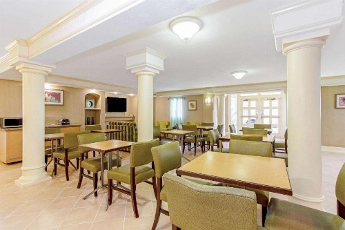 La Quinta Inn by Wyndham Orlando Airport West - image 22