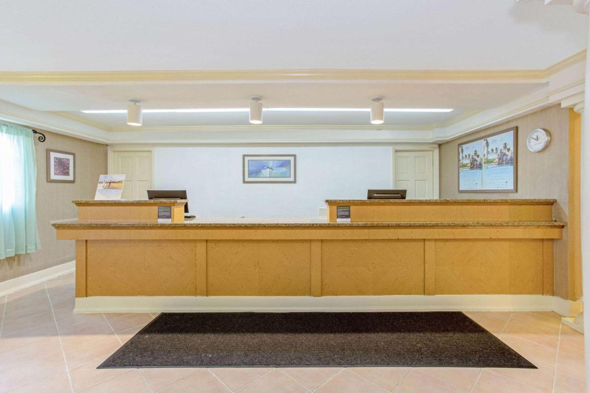 La Quinta Inn by Wyndham Orlando Airport West - image 4