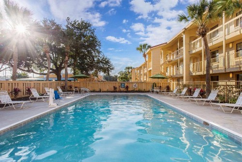 La Quinta Inn by Wyndham Orlando Airport West - image 6