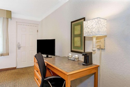 La Quinta Inn by Wyndham Orlando Airport West - image 7