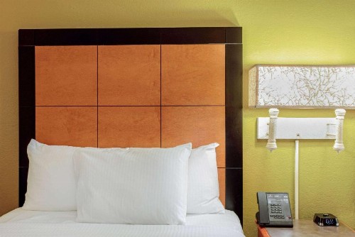 La Quinta Inn by Wyndham Orlando Airport West - image 8