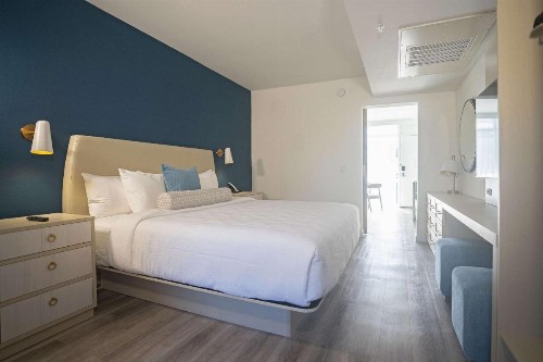 Quality Suites Orlando - image 3