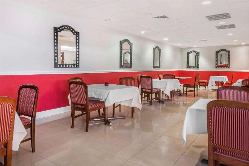 Clarion Hotel Orlando International Airport - image 11