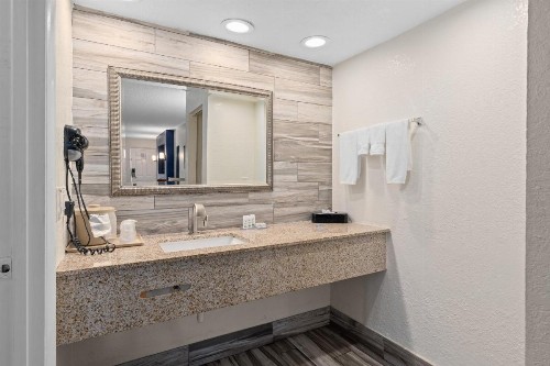 Quality Inn & Suites Downtown - image 11
