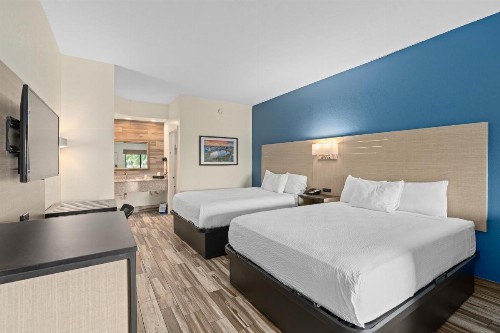 Quality Inn & Suites Downtown - image 2