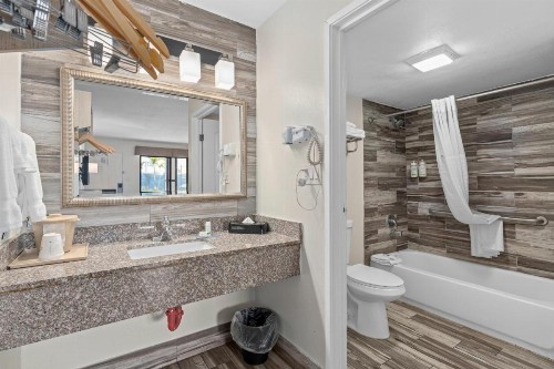 Quality Inn & Suites Downtown - image 3