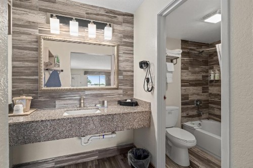 Quality Inn & Suites Downtown - image 39