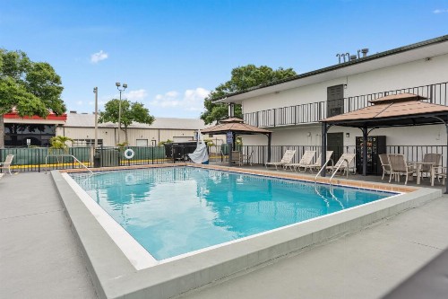 Quality Inn & Suites Downtown - image 4