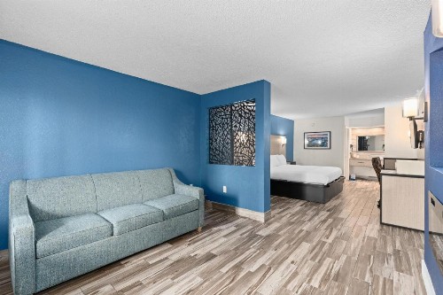 Quality Inn & Suites Downtown - image 8
