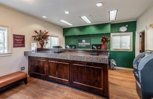 HomeTowne Studios by Red Roof Orlando South - image 10