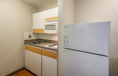 HomeTowne Studios by Red Roof Orlando South - image 21