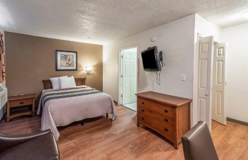 HomeTowne Studios by Red Roof Orlando South - image 23