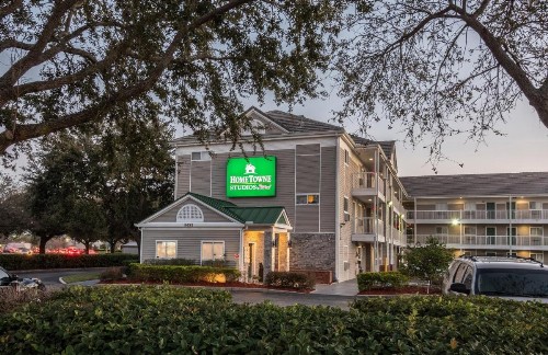 HomeTowne Studios by Red Roof Orlando South - image 3
