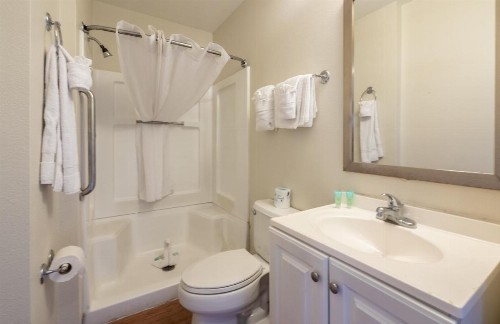 HomeTowne Studios by Red Roof Orlando South - image 30