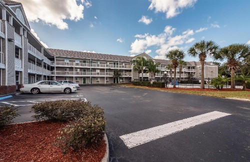 HomeTowne Studios by Red Roof Orlando South - image 4