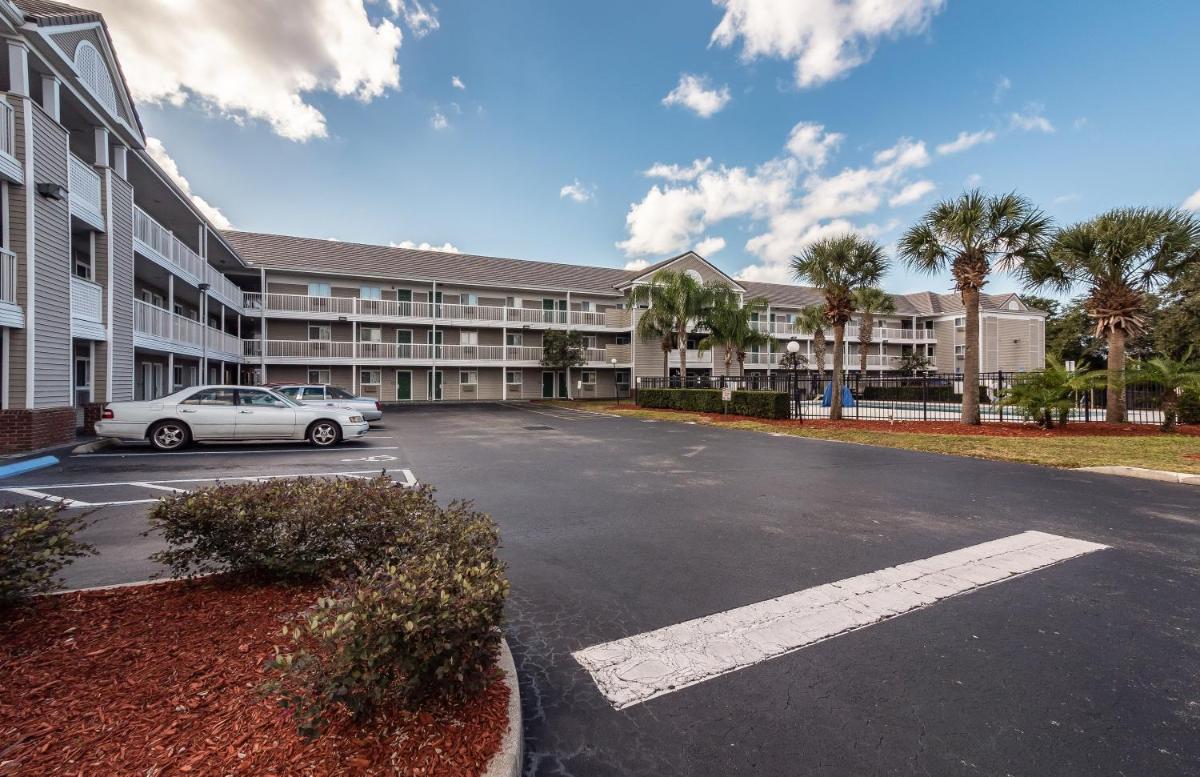 HomeTowne Studios by Red Roof Orlando South - image 4
