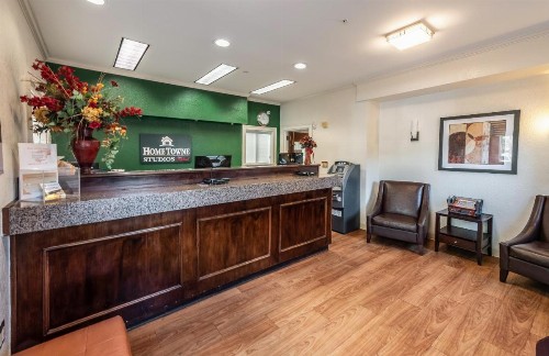 HomeTowne Studios by Red Roof Orlando South - image 9