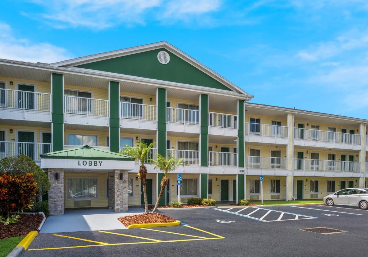 HomeTowne Studios by Red Roof Orlando - UCF Area - main image