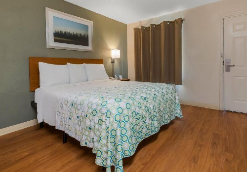HomeTowne Studios by Red Roof Orlando - UCF Area - image 15