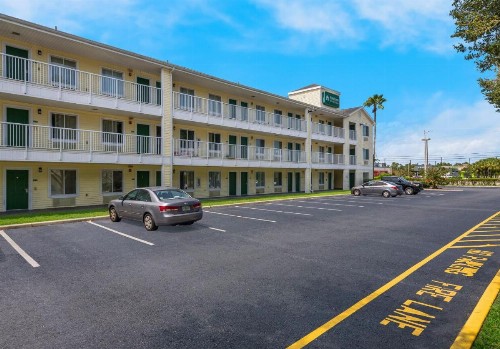 HomeTowne Studios by Red Roof Orlando - UCF Area - image 2