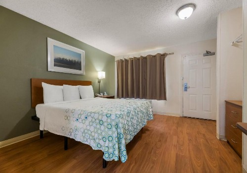 HomeTowne Studios by Red Roof Orlando - UCF Area - image 21