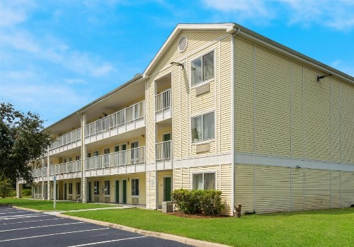 HomeTowne Studios by Red Roof Orlando - UCF Area - image 29