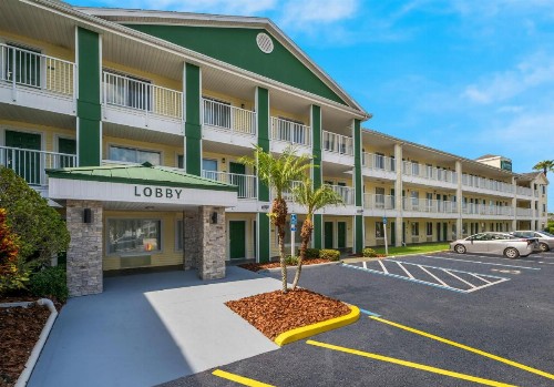 HomeTowne Studios by Red Roof Orlando - UCF Area - image 5