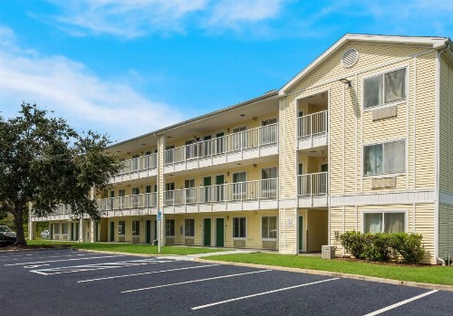 HomeTowne Studios by Red Roof Orlando - UCF Area - image 6