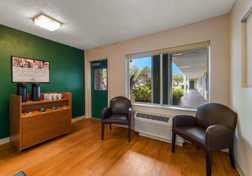 HomeTowne Studios by Red Roof Orlando - UCF Area - image 8