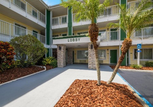 HomeTowne Studios by Red Roof Orlando - UCF Area - image 9