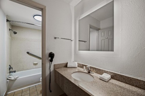Howard Johnson by Wyndham Airport Florida Mall - image 16