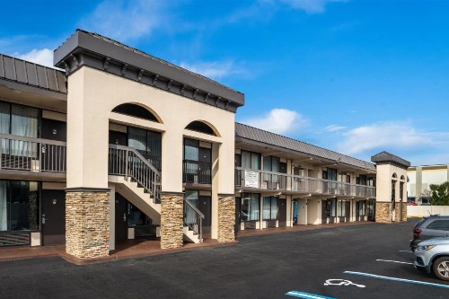 Howard Johnson by Wyndham Airport Florida Mall - image 17