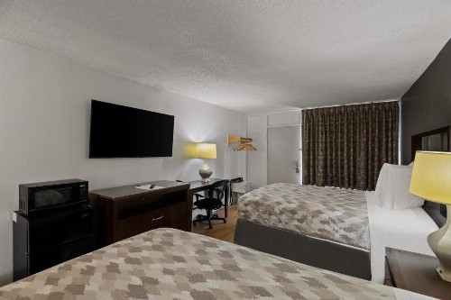 Howard Johnson by Wyndham Airport Florida Mall - image 18
