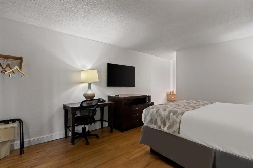 Howard Johnson by Wyndham Airport Florida Mall - image 2