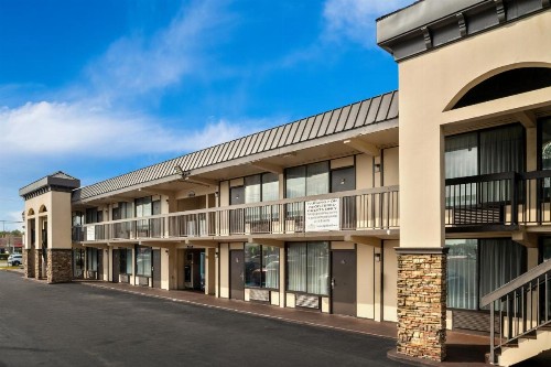Howard Johnson by Wyndham Airport Florida Mall - image 20
