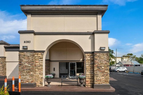 Howard Johnson by Wyndham Airport Florida Mall - image 22