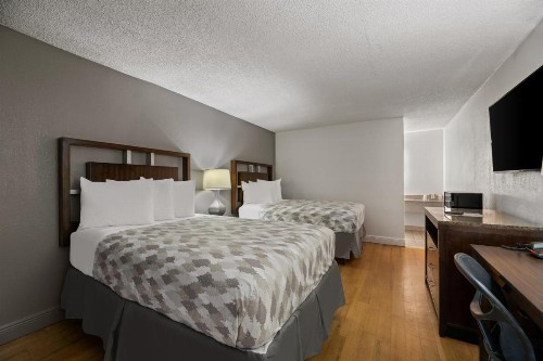 Howard Johnson by Wyndham Airport Florida Mall - image 23