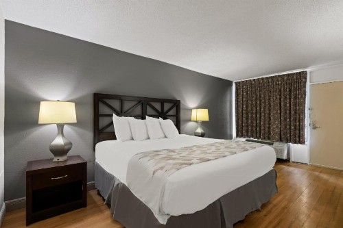 Howard Johnson by Wyndham Airport Florida Mall - image 24