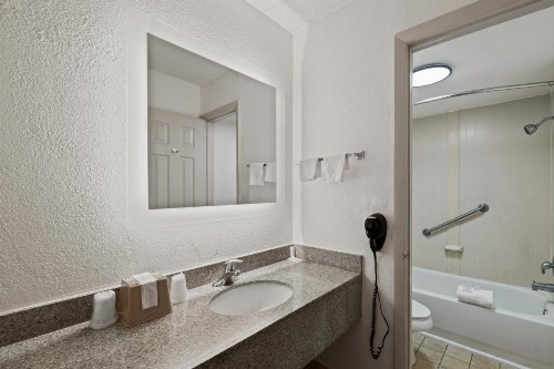 Howard Johnson by Wyndham Airport Florida Mall - image 27