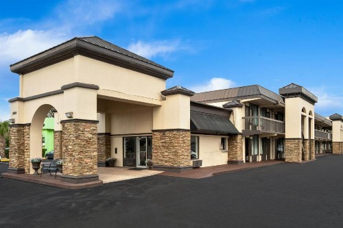 Howard Johnson by Wyndham Airport Florida Mall - image 29