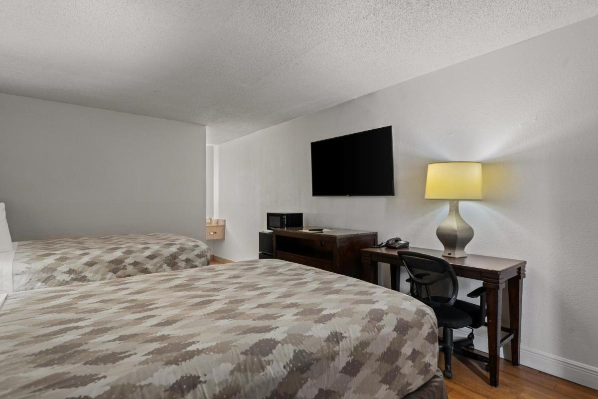 Howard Johnson by Wyndham Airport Florida Mall - image 3