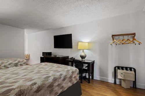 Howard Johnson by Wyndham Airport Florida Mall - image 4